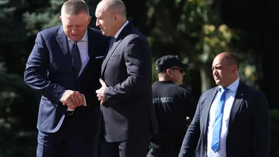 Румен Радев посрещна Роберт Фицо с официална церемония в София