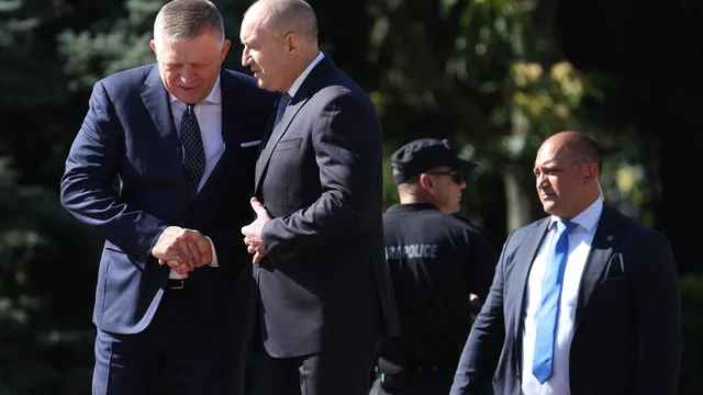 Румен Радев посрещна Роберт Фицо с официална церемония в София