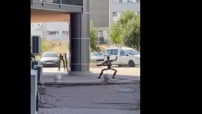 Робот се разходи в столичния квартал "Младост 4" (ВИДЕО)