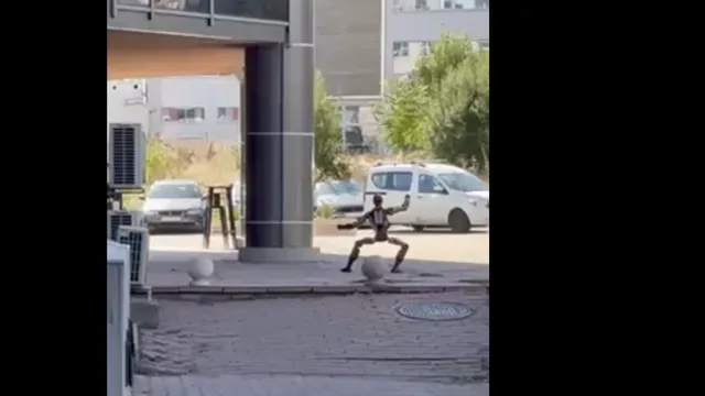 Робот се разходи в столичния квартал "Младост 4" (ВИДЕО)