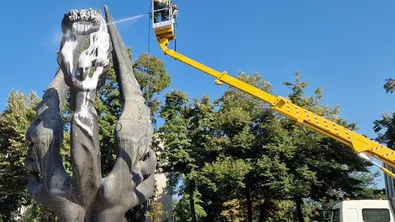 В навечерието на празника: Измиха Паметника на Съединението в Пловдив