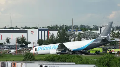 Петима загинаха при катастрофа с товарен самолет на Amazon в Маями