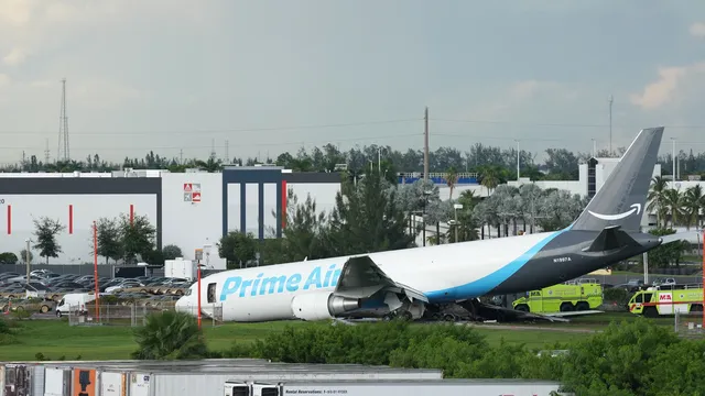 Петима загинаха при катастрофа с товарен самолет на Amazon в Маями