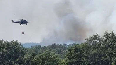 Военен хеликоптер се включи в гасенето на пожара над село Антон