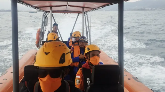 Лодка с осем души изчезна край вулкана Анак Кракатау, сред тях са петима журналисти