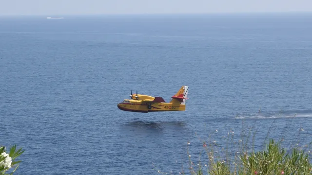 Частен самолет кацна аварийно в Черно море край Турция