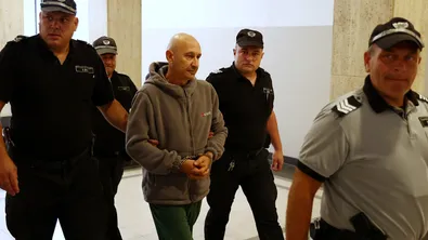 Съдът остави в ареста мъжа, обвинен за палежите на коли в София