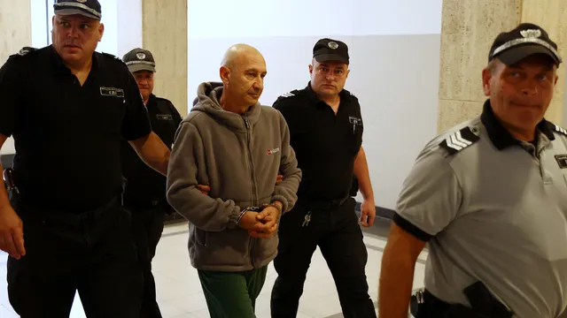 Съдът остави в ареста мъжа, обвинен за палежите на коли в София