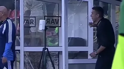 Веласкес остана без нерви във Враца: Разби стъкло край тъчлинията (ВИДЕО)