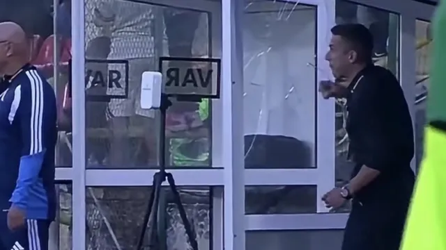 Веласкес остана без нерви във Враца: Разби стъкло край тъчлинията (ВИДЕО)