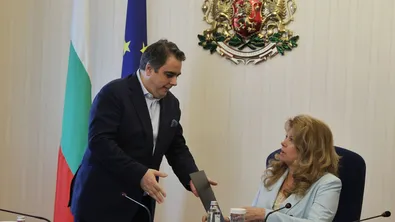 Асен Василев извади Илияна Йотова от зоната й на комфорт