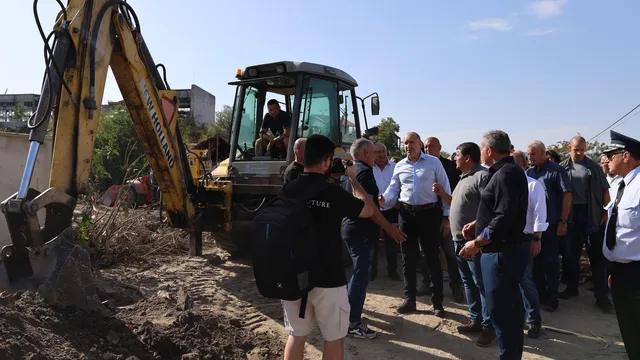 След наводнението в Струмяни: Много имоти остават затрупани с кал и наноси