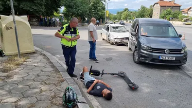 Момче и възрастен мъж са с опасност за живота след падане с тротинетка