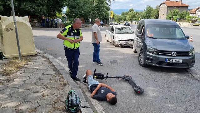 Момче и възрастен мъж са с опасност за живота след падане с тротинетка