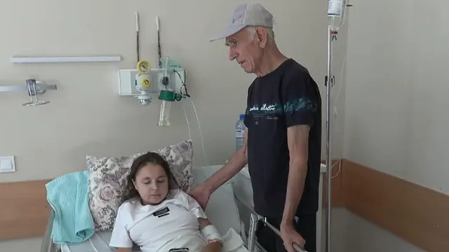 „Мечтая да проходя“: 19-годишно момиче и 87-годишният ѝ дядо имат нужда от помощ за лечението ѝ