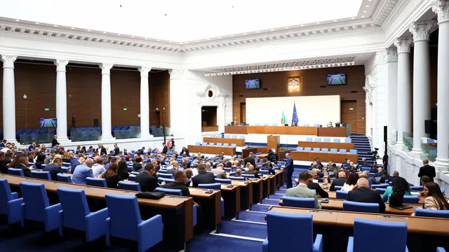 Депутатите не пожелаха Румен Радев да отговори намесвала ли се е Олеся Илашчук в българската политика