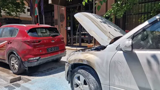 Прокуратурата в Скопие обвини мъж за палежа на автомобили на българското посолство