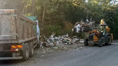 Над 20 тона отпадъци извозиха още в първия ден от почистването на ул. "Костенец"