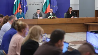 Министър Ефремова: Над 550 хил. души ще получат инфлационен чек от 50 евро