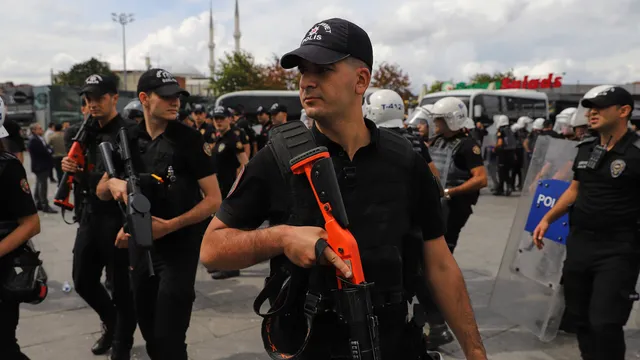 С указ на Ердоган: Смениха шефовете на полицията в 39 от 81 окръга в Турция