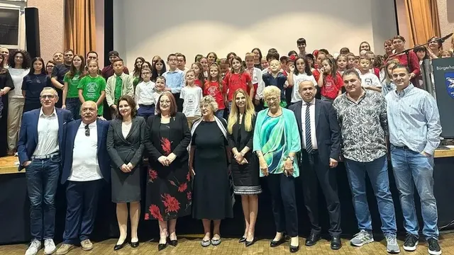 Близо 40 000 деца учат български език, история и география зад граница