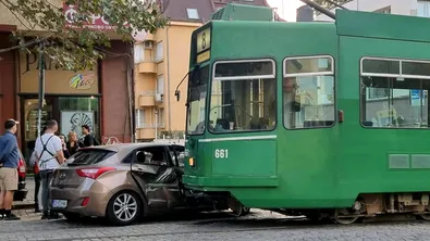 Катастрофа между трамвай и автомобил затруднява движението близо до площад „Журналист"
