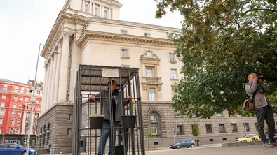 Активисти отново се затварят в клетки пред НС заради нехуманно отглеждане на телета