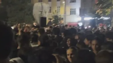 Полиция прекрати събитие на "Забранена музика" в градинката "Кристал" в София (ВИДЕО)