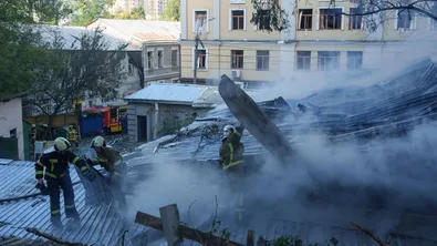 Руски дрон удари жилищна сграда в Киев, 17-годишно момче е загинало
