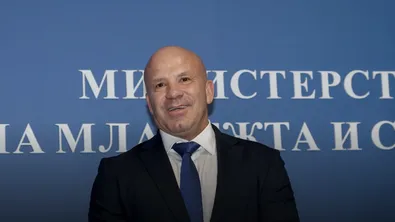 Младежки организации излязоха на протест пред Спортната палата заради среща за Закона за младежта