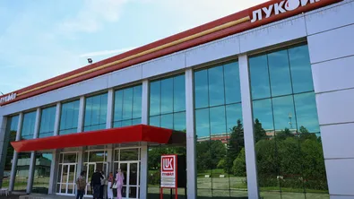 След поскъпването на горивата: КЗК поиска подробни данни от "Лукойл"