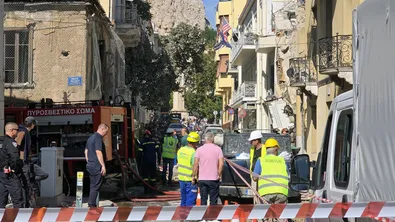 Жена е намерена мъртва под развалините на срутената сграда в Атина