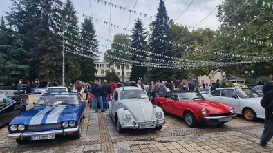 Над 200 ретро автомобила и мотоциклета се включиха във втория ретропарад в Троян