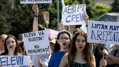Ученици в Румъния протестират в черно срещу задължителните униформи