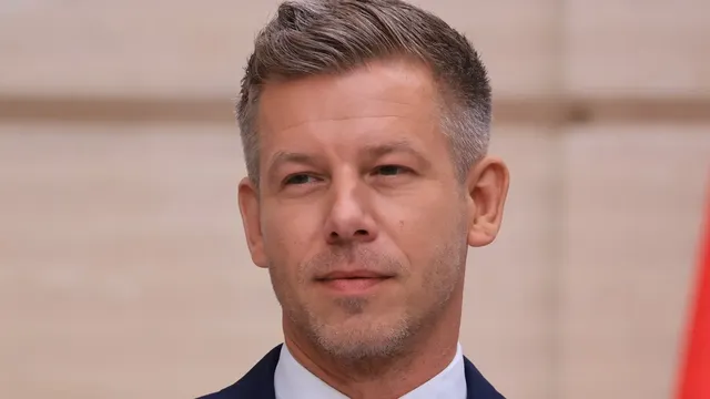 Свалиха имунитета на Петер Мадяр заради хвърлен в Дунав телефон