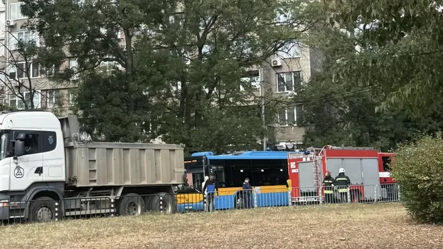 Тежка катастрофа в София: Кола се озова между два тролея