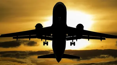 Счупено предно стъкло принуди пътнически самолет да кацне аварийно