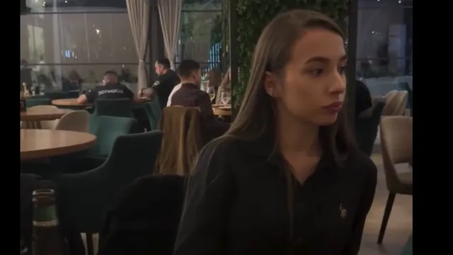 Полицаи следят Ива Михайлова и докато е в заведение (ВИДЕО)