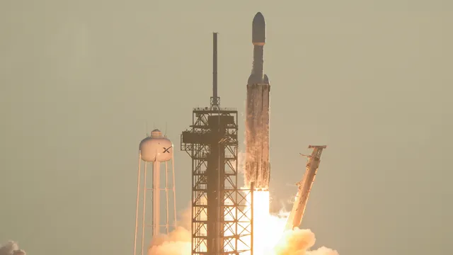 Starship на SpaceX достига орбита за първи път и изстрелва спътници Starlink