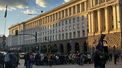 Протест срещу Румен Радев и Илияна Йотова се провежда в центъра на столицата