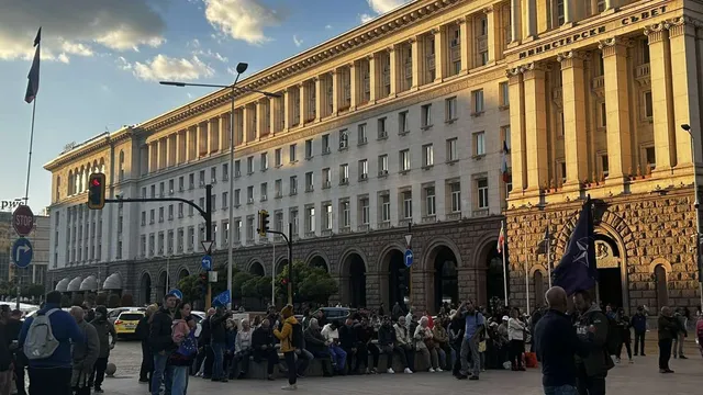 Протест срещу Румен Радев и Илияна Йотова се провежда в центъра на столицата