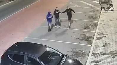 Вандализъм посред нощ в Ямбол: Младежи драскаха спирки, огради и домове