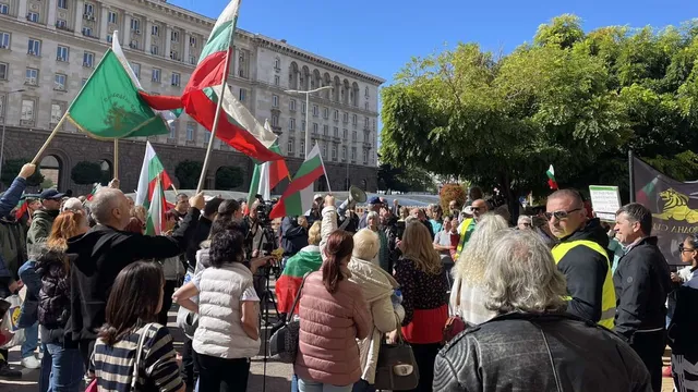 Протест в защита на паметника Шипка се провежда в центъра на София