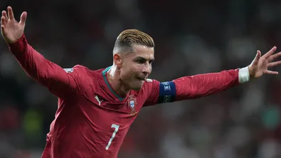 Леао взема №7 на Роналдо за мача с Дания