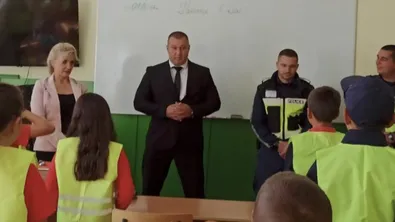 Със свитък и обещание: Деца в Етрополе влязоха в ролята на полицаи
