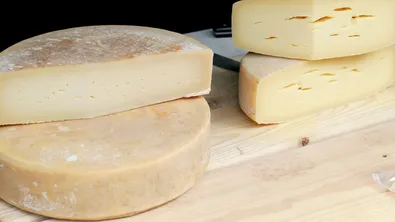 20 кг продукти с изтекъл срок откриха в склад в Сливенско