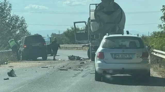 Катастрофа между джип и бетоновоз затвори път в Пловдивско