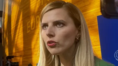 Външният министър Велислава Петрова носи дар от Тревненската школа в Нидерландия