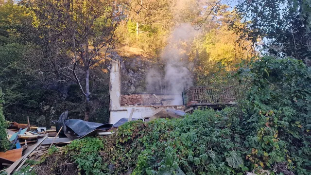 Пожар изпепели дома на многодетно семейство в Смолян