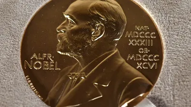 Нобелът за медицина за 2026 г. отива при трима учени за революционен метод за контрол на нервните клетки